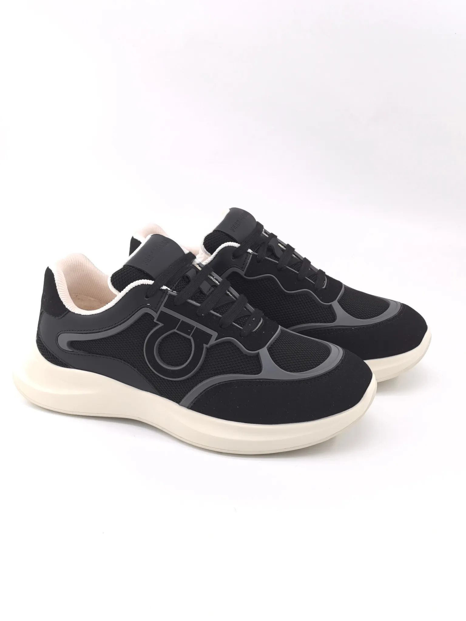 [Ferragamo] Top P: 740💰 Size: 39~44 (38 45 custom-made, non-refundable) 2025 Ferragamo men's new casual sports shoes, sports fashion charm, classic matching colors, elegant style and casual charm complement each other, showing urban fashion style. Rich colors interweave with modern charm, and simple lines outline the silhouette of the bag, interpreting casual aesthetics. Imported calfskin + first layer suede + TPU outsole